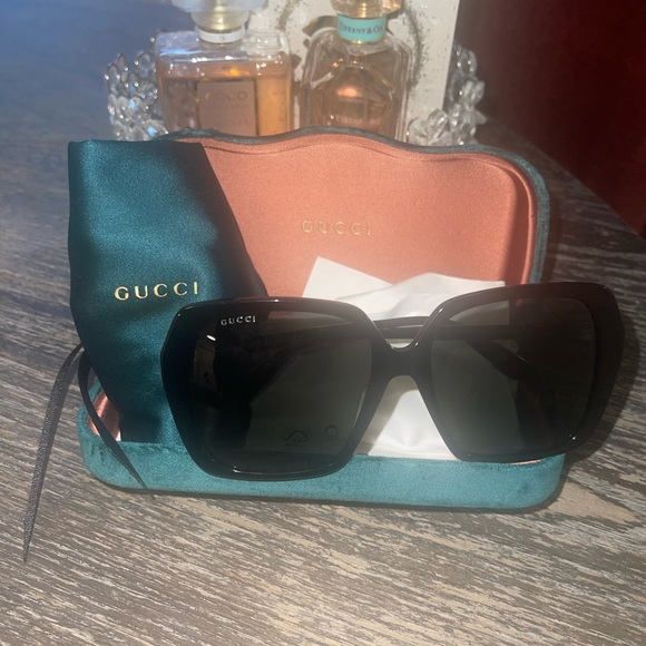 Women’s 💚sunglasses 🕶️(Gucci)💚 - Picture 3 of 11